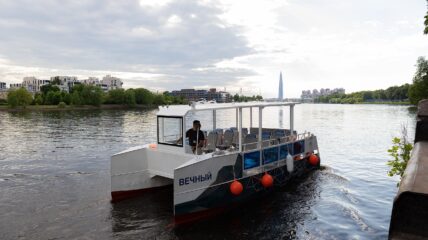В Петербурге начал работу новый электрокатамаран «Вечный» проекта EFT07