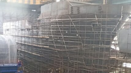 На краболове «Белуха» проекта 6135 завершили формирование ледостойкого корпуса в эллинге