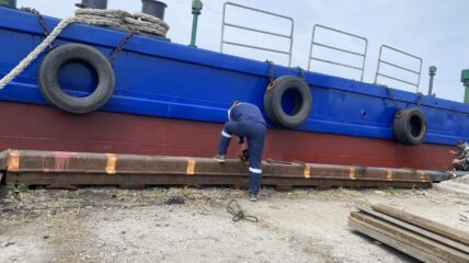 «Аквалайт» завершил ремонт морской баржи-понтона в Советской Гавани без постановки судна в док