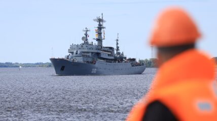 Учебный корабль «Перекоп» в рамках штурманского похода прибыл в порт Вилючинск