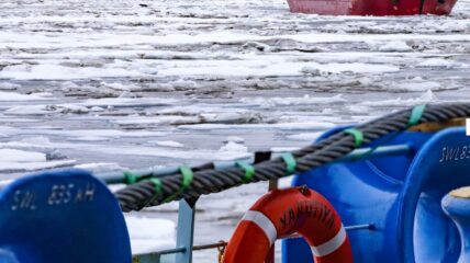 Суда «ФЕСКО Улис» и «Мыс Шмидта» доставили в Певек 18,5 тысяч тонн грузов по Севморпути