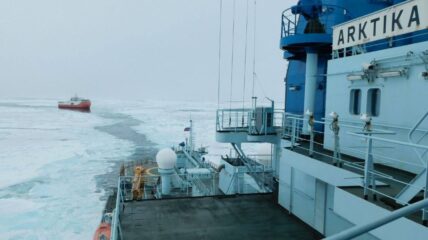Атомный ледокол «Арктика» проекта 22220 впервые обеспечил ледокольную проводку судна в гренландском секторе Арктики