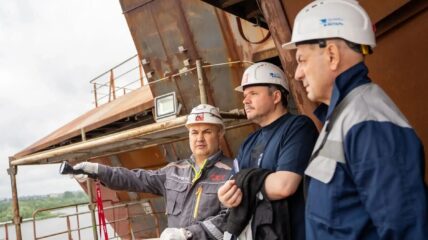 На БМРТ «Виктор Гаврилов» проекта 5670FT готовятся к пескоструйным работам для погрузки оборудования