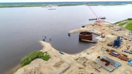 На правом берегу Лены ведётся устройство свайных оснований опор будущего Ленского моста