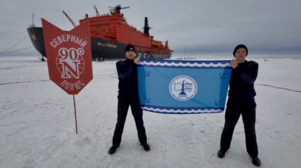 Атомный ледокол «50 лет Победы» доставил флаг Макаровки на Северный полюс