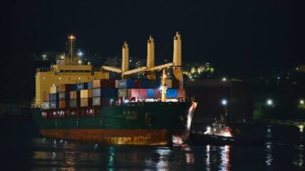 В Мурманск по Севморпути прибыл первый контейнеровоз из Китая
