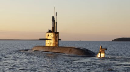 Экипаж подводной лодки «Великие Луки» проекта 677 выполнил глубоководное погружение