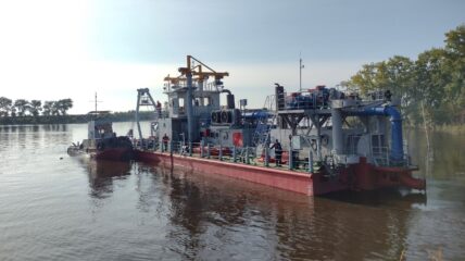 Хабаровский судостроительный завод спустил на воду земснаряд проекта Ц500Д