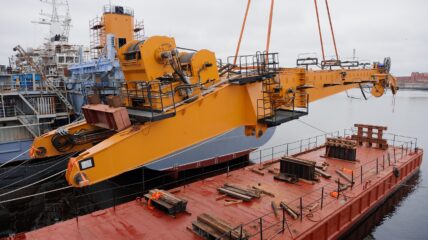 На морской транспорт вооружений «Академик Макеев» проекта 20181 установили отечественный кран