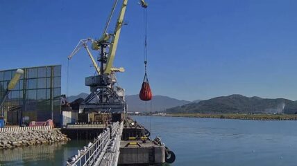 В «Малом порту» отремонтировали портальный кран «Аист 36-40»