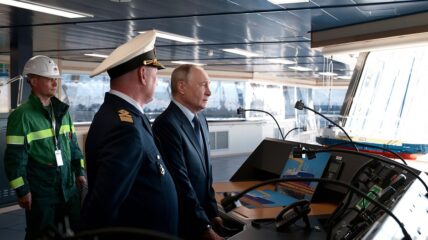 Президенту России презентовали новый строящийся газовоз «Петр Столыпин»