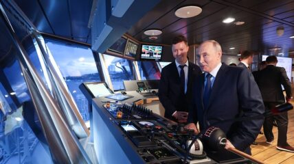 Президенту России представили траулер «Капитан Юнак» проекта СТ-192