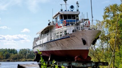Хабаровский СЗ спустил на воду теплоход «Исток» после проведения ремонтных работ
