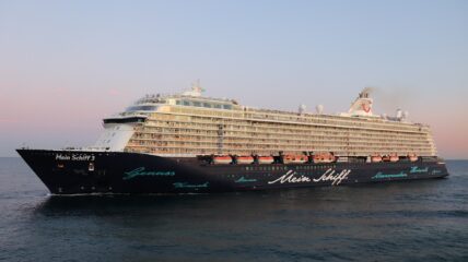 Круизный лайнер Mein Schiff 3 столкнулся с контейнеровозом в Германии