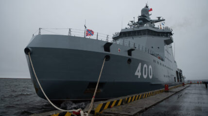 Патрульный корабль «Иван Папанин» и БДК «Кондапога» прибыли в Дудинку