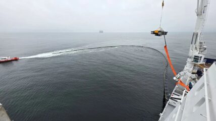 В Охотском море отработали действия по локализации и ликвидации разлива нефти