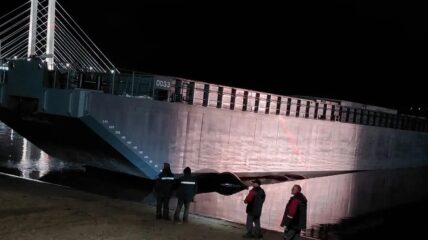 Череповецкий судостроительный завод спустил на воду вторую баржу проекта RBD 4608