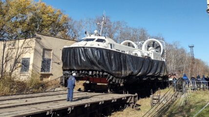 Хабаровский судостроительный завод спустил на воду СВП-50 проекта 12270М