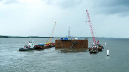 Речной флот завершил сезонные работы на строительстве Ленского моста